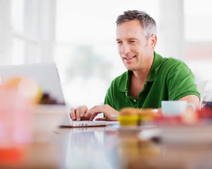 Why beginners start online side hustles for more freedom